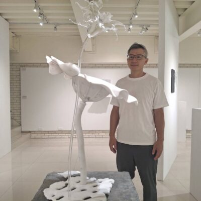 凝視時間與材質的微觀詩學：雕塑家侯連秦個展「粼動」台中寬藝術空間開展