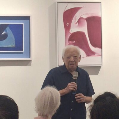 94歲霍剛《童真之眼》開幕 跨越69年重逢老學生 傳遞「自由與童心」藝術真諦